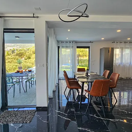 La Mar Villa *